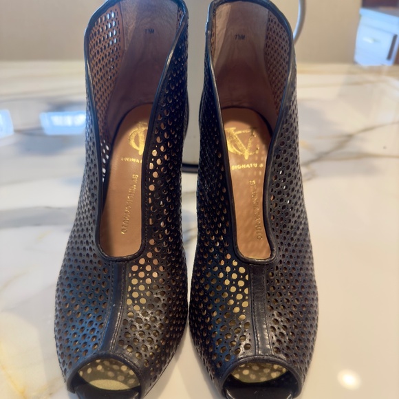 Pre Owned Vince Camuto Black Leather Perforated Hole High Heel Booties sz 7.5 M - Picture 3 of 11